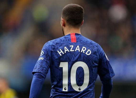 Eden Hazard draagt een blauw voetbalshirt met nummer 10