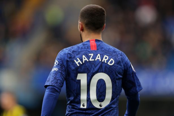 Eden Hazard draagt een blauw voetbalshirt met nummer 10