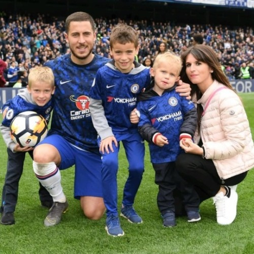 Eden Hazard poseert met zijn gezin in blauwe Chelsea-shirts