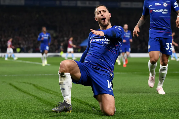 Hazard viert feest door op één knie te gaan in een blauw Chelsea-shirt