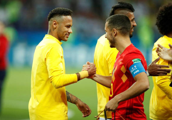 Neymar poseert met Hazard op het veld